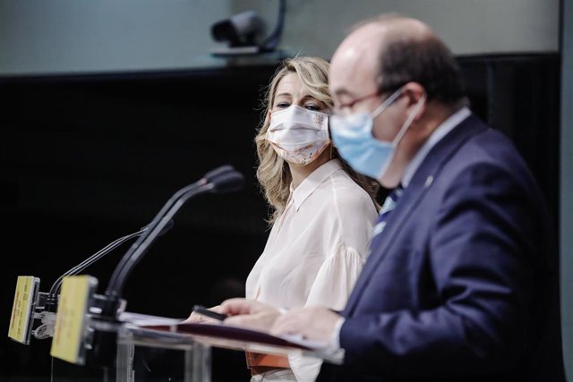 Archivo - La vicepresidenta segunda del Gobierno y ministra de Trabajo y Economía Social, Yolanda Díaz y el ministro de Cultura y Deporte, Miquel Iceta, en una rueda de prensa 