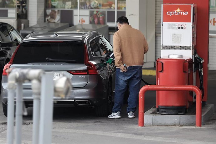 Una persona reposta combustible en una gasolinera