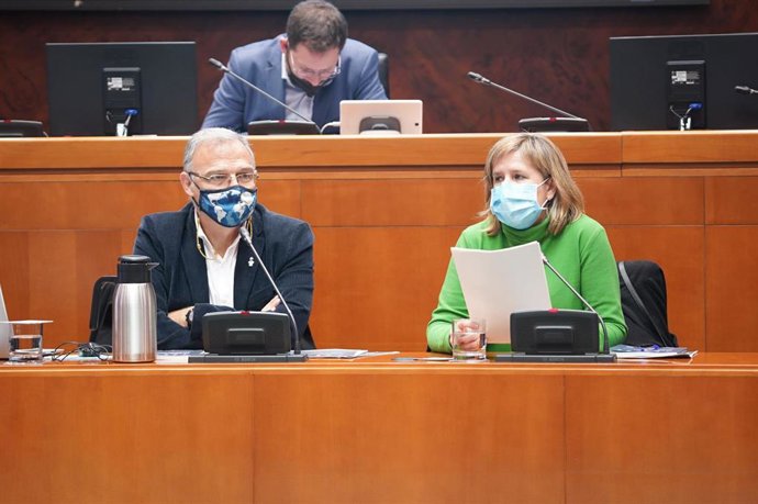 Carlos Mediano, de Medicusmundi, y María Jesús Viñuales, de Médicos del Mundo.