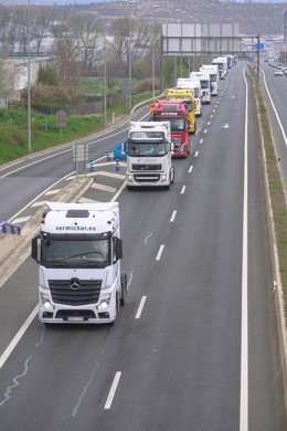 Varios camiones en la autovía de circunvalación en una marcha lenta que ha partido desde La Grajera 
