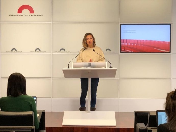 La diputada de la CUP en el Parlament Laia Estrada en rueda de prensa en la Cámara catalana
