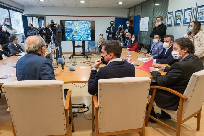 Los consejeros de Obras Públicas, José Luis Gochicoa, y de Industria, Javier López Marcano, asisten a la presentación del proyecto para la prevención de avenidas en Ampuero