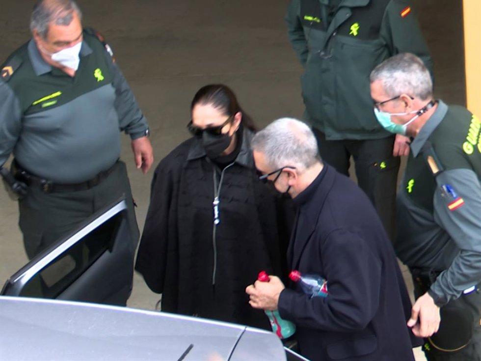Isabel Pantoja abandonando en coche los juzgados de Málaga