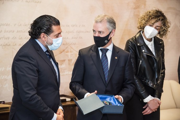 El Lehendakari,Iñigo Urkullu, recibe a los represnetantes de la asociación de ertzainas Mila Esker