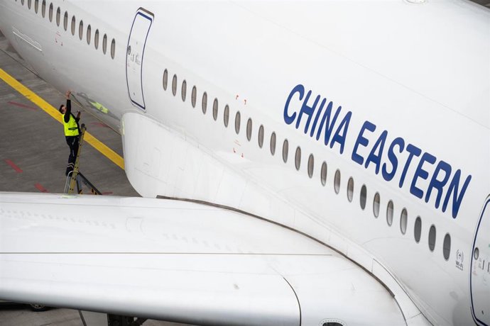 Archivo - Un avión de China Eastern Ailines en Frankfurt. 