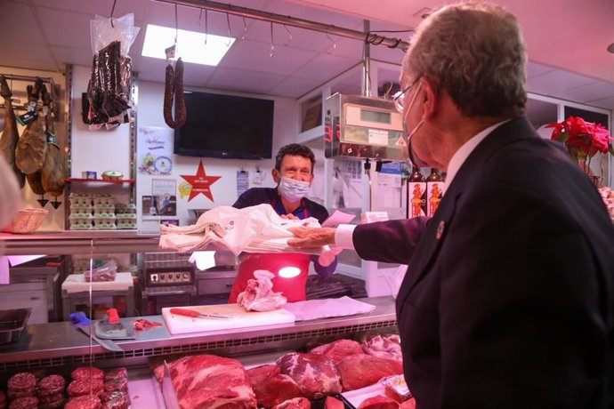 El alcalde de Málaga, Francisco de la Torre, en el mercado del Carmen para informar de campañas destinadas a reducción del plástico