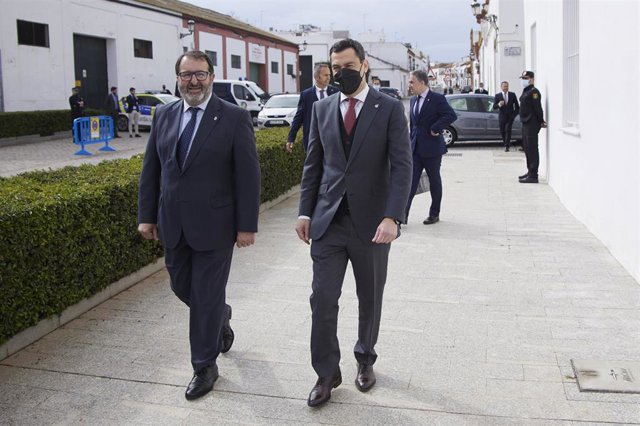 El presidente de la Junta, Juanma Moreno, (d) junto al alcalde de Carmona, Juan Manuel Ávila, (i) durante el Consejo de Gobierno en Carmona, a 22 de marzo de 2022 en Sevilla (Andalucía, España).