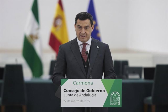 El presidente de la Junta, Juanma Moreno, durante la rueda de prensa tras el Consejo de Gobierno celebrado en Carmona, a 22 de marzo de 2022 en Sevilla (Andalucía, España)