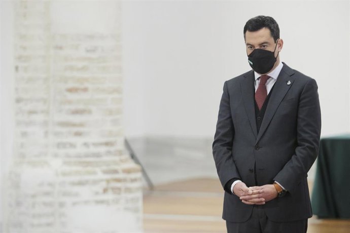 El presidente de la Junta, Juanma Moreno, durante la rueda de prensa tras el Consejo de Gobierno celebrado en Carmona, a 22 de marzo de 2022 en Sevilla (Andalucía, España)