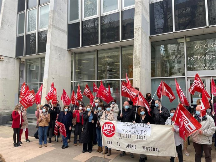 Concentración del personal de Inspección de Trabajo ante el edificio de Ministerios