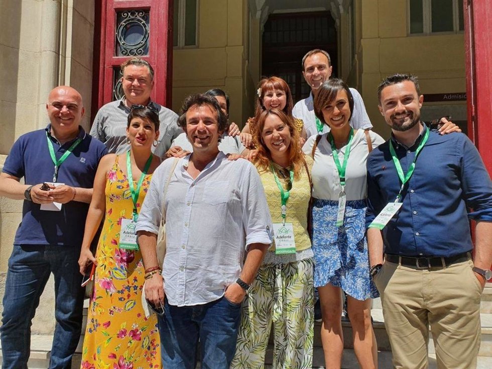 Archivo - Kichi con parte de su candidatura saliendo de un colegio electoral en 2019.