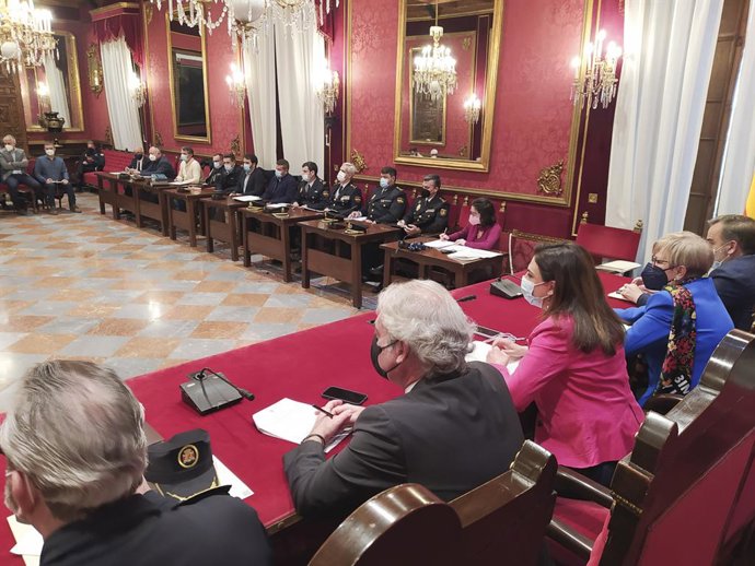 Reunión de la Junta Local de Seguridad para organizar el Plan Parihuela
