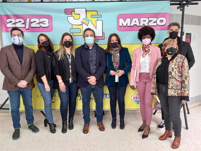 La delegada de Educación y Deporte de la Junta en Huelva, Estela Villalba, junto con el concejal de Turismo del ayuntamiento de Huelva, Francisco Baluffo, ha asistido a la inauguración de las VI Jornadas audiovisuales del IES Pablo Neruda.