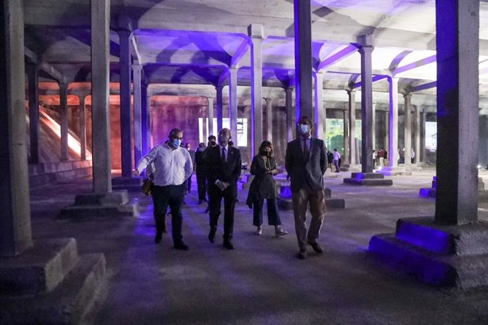 El alcalde, Francisco de la Torre, junto a la concejal delegada de Sostenibilidad Medioambiental, Gemma del Corral, visita el depósito de agua potable de Olletas Bajo de Emasa.