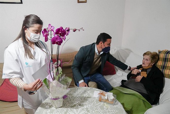 Javier Aureliano García con la vecina de Cóbdar, Luz Yepes