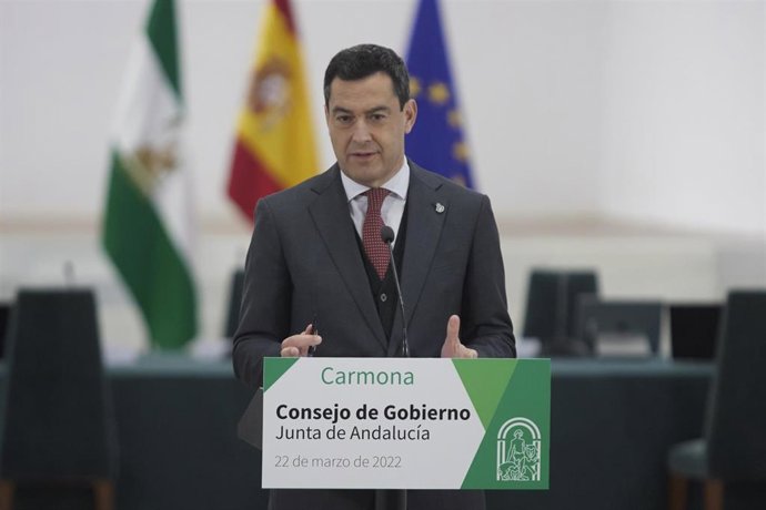 El presidente de la Junta, Juanma Moreno, durante la rueda de prensa tras el Consejo de Gobierno celebrado en Carmona, a 22 de marzo de 2022 en Sevilla (Andalucía, España)