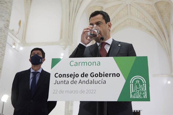 El presidente de la Junta, Juanma Moreno, durante la rueda de prensa tras el Consejo de Gobierno celebrado en Carmona, a 22 de marzo de 2022 en Sevilla (Andalucía, España)