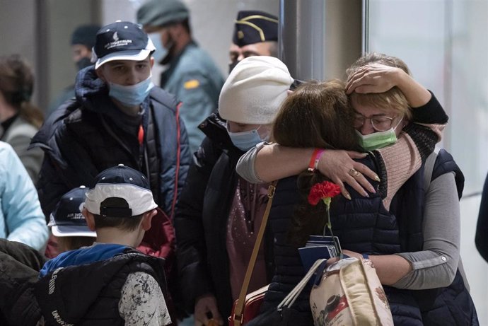 Refugiados ucranianos son recibidos por sus familias de acogida,  a su llegada al aeropuerto de Manises,Valencia  (archivo)