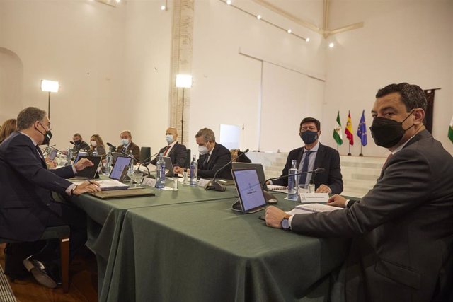 El presidente de la Junta, Juanma Moreno, preside la mesa durante el Consejo de Gobierno en Carmona, a 22 de marzo de 2022 en Sevilla (Andalucía, España)