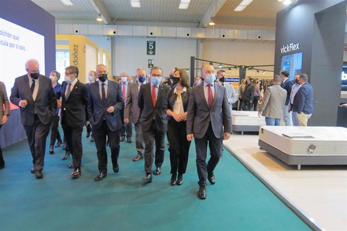 Las autoridades visitan la Feria del Mueble, en Feria Zaragoza, inaugurada este martes y abierta hasta el día 25 de marzo.