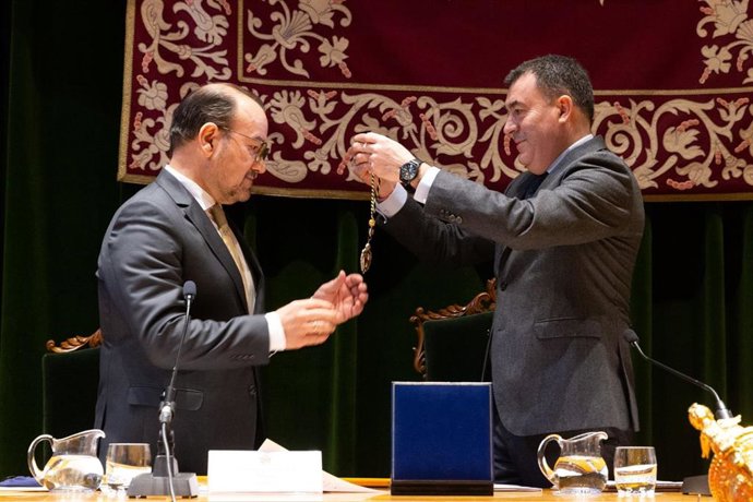 El conselleiro de Cultura, Educación e Universidade, Román Rodríguez, preside la toma de posesión del nuevo rector de la Universidade de Santiago de Compostela, Antonio López.