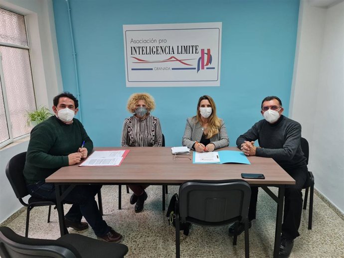 La diputada de Ciudadanos (Cs) en el Parlamento de Andalucía, Concha Insúa, se reúne con representantes de la Asociación pro Inteligencia Límite de Granada.