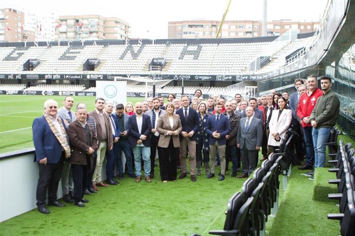 El consejero de Presidencia, Turismo, Cultura y Deportes, Marcos Ortuño, junto con representantes de las federaciones deportivas y organizadores de eventos deportivos en el acto de presentación del Plan de Turismo Deportivo 2022.