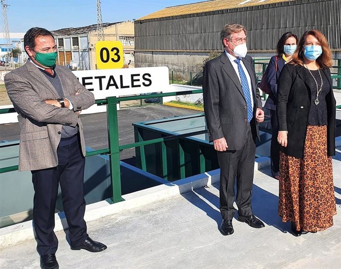 Carmen Crespo, en el Punto Limpio en el Puerto de Sevilla, en foto de archivo.