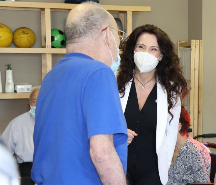 Archivo - La consejera de Igualdad, Políticas Sociales y Conciliación, Rocío Ruiz, junto a un beneficiario del sistema de atención a la dependencia (Fotografía de archivo).