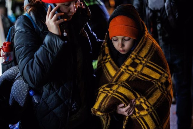 Refugiados ucranianos con niños llegan a la estación de tren de Przemysl, a 26 de febrero de 2022, en Przemysl (Polonia).  