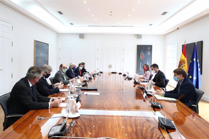El presidente del Gobierno, Pedro Sánchez, y la vicepresidenta tercer y ministra de Transición Ecológica, Teresa Ribera, se reúne con los representantes de las principales eléctricas.