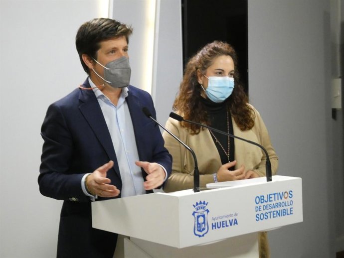 Guillermo García de Longoria, portavoz del grupo municipal de Cs en el Ayuntamiento de Huelva, y Noelia Álvarez, viceportavoz.