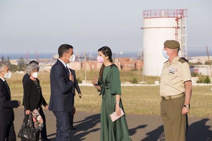 Archivo - El presidente del Gobierno, Pedro Sánchez, saluda a la delegada del Gobierno en Melilla, Sabrina Moh, a su llegada a la ciudad autónoma el 18 de mayo de 2021 