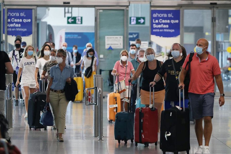 Archivo - Llegada masiva de turistas de varias nacionalidades al aeropuerto de la capital para disfrutar del verano en la Costa del Sol, a 19 de julio de 2021, en Málaga (Andalucía. España). (Foto de archivo).