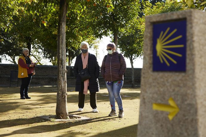 Archivo - Detalle de la señal que indica el Camino de Santiago durante la visita con los consejeros de la Vía de la Plata el Monasterio de San Isidoro del Campo y el Conjunto Arqueológico de Itálica, a 25 de noviembre de 2021 en el Santiponce en Sevilla