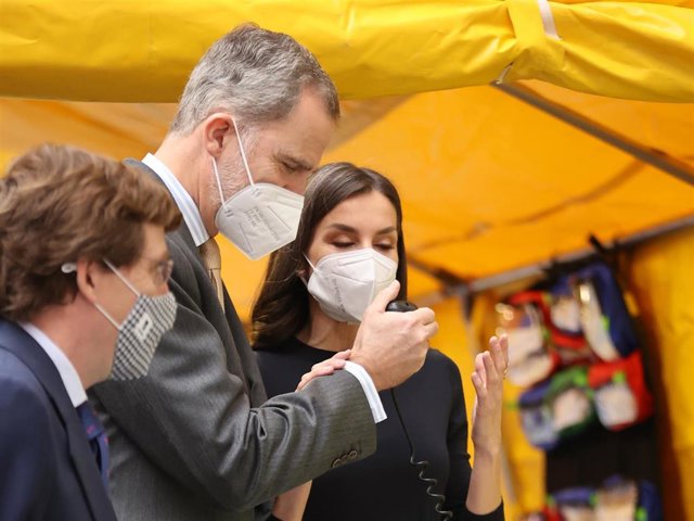 Los Reyes han hablado por el sistema de radio abierta con el equipo de guardia del Samur para agradecerles su labor en estos 30 años de hisoria en los que se han convertido en un servicio esencial para los madrileños