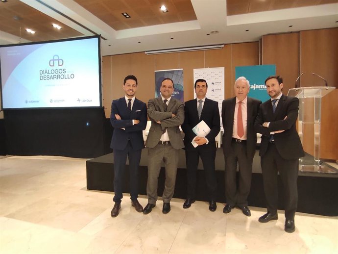 José Manuel García-Margallo (segundo por la derecha) y José Carlos Díez (segundo por la izquierda) en el encuentro 'Diálogos para el desarrollo'.