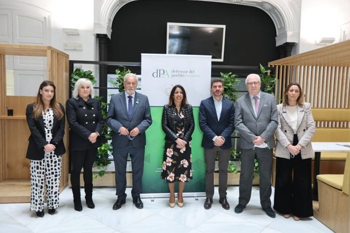 La presidenta del Parlamento de Andalucía conoce la rehabilitación y mejora de la sede del Defensor del Pueblo