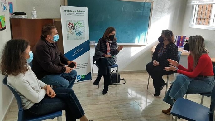 Botella (centro) visita la sede de la Asociación Ariadna.