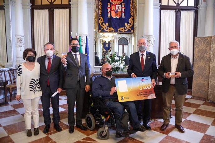 Las personas con discapacidad de Málaga podrán beneficiarse de la Tarjeta Oro de la EMT