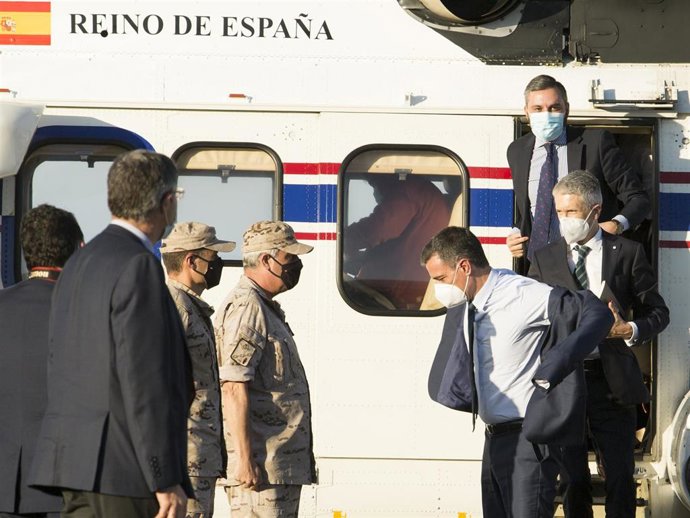 Archivo - El presidente del Gobierno, Pedro Sánchez, y el ministro del Interior, Fernando Grande-Marlaska, en la visita a Ceuta y Melilla en mayo de 2021