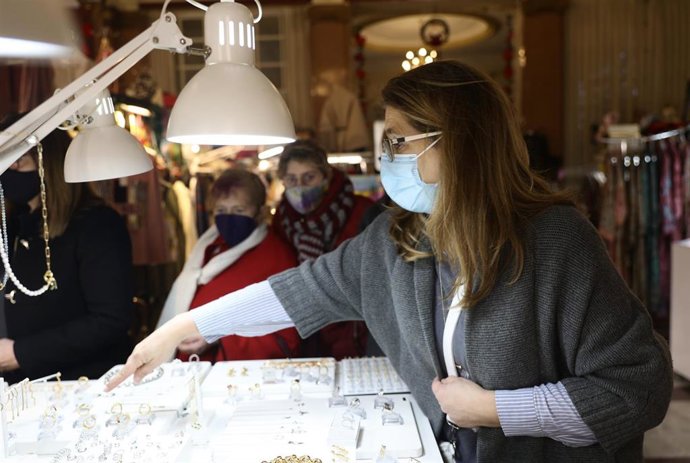 Archivo - La propietaria de un puesto artesanal de joyas.