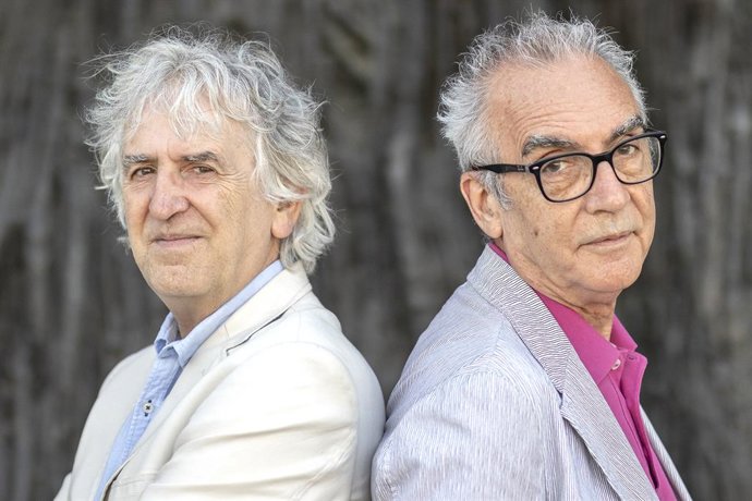 Archivo - El paleontólogo Juan Luis Arsuaga (i) y el escritor y periodista Juan José Millás