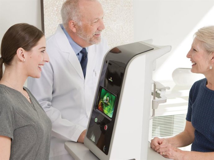 Picture of Valeda Light Delivery System and Patient (PRNewsfoto/LumiThera Inc.)