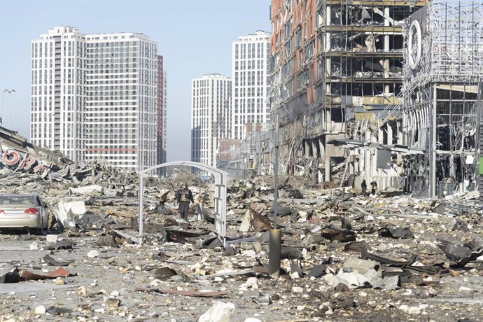 21 March 2022, Ukraine, Kiev: A police officer walks near the wreckage of a damaged shopping mall in the Podilskyi district of Kiev following a Russian airstrike. Photo: Andrea Filigheddu/ZUMA Press Wire Service/dpa