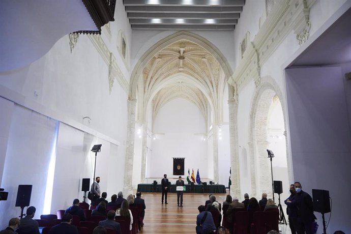 El presidente de la Junta, Juanma Moreno, durante la rueda de prensa tras el Consejo de Gobierno celebrado en Carmona, a 22 de marzo de 2022 en Sevilla (Andalucía, España)