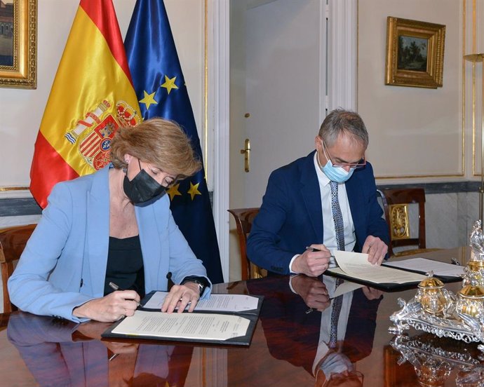 La presidenta de Patrimonio Nacional, Ana de la Cueva, y el rector de la Universidad de Salamanca (USAL), Ricardo Rivero, firman en el Palacio Real de Madrid la renovación del acuerdo.