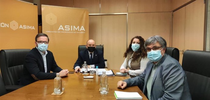 El alcalde de Palma, Jose Hila; la regidora de Infraestructuras y Accesibilidad, Angélica Pastor, y el presidente de Emaya, Ramon Perpiny, en una reunión con el presidente de Asima, Francisco Martorell.