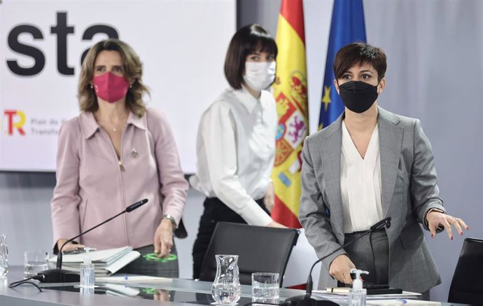 (I-D) La vicepresidenta tercera y ministra para la Transición Ecológica y el Reto Demográfico, Teresa Ribera; la ministra de Ciencia e Innovación, Diana Morant; y la ministra Portavoz, Isabel Rodríguez