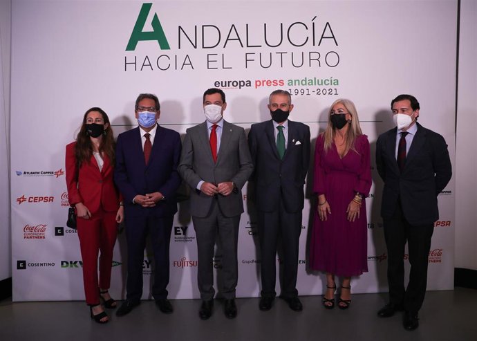 Archivo - Foto de familia en la clausura de las jornadas del foro económico 'Andalucía hacia el futuro' organizado por Europa Press (Foto de archivo).
